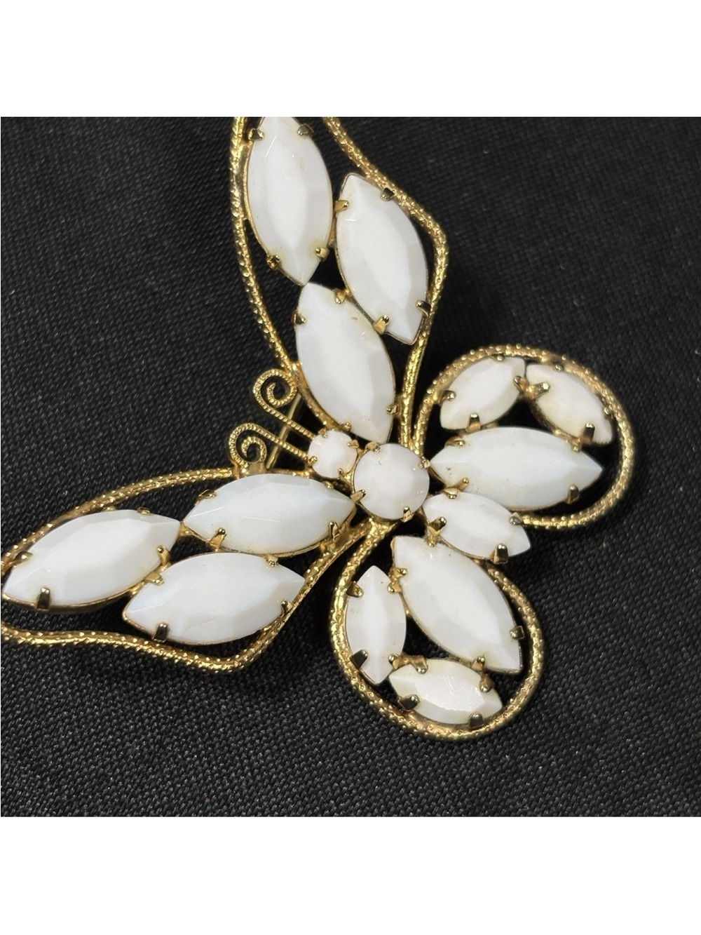 Vintage Butterfly Brooch Milk Glass Stones Gold-tone 2" x 1.75" - Picture 4 of 14